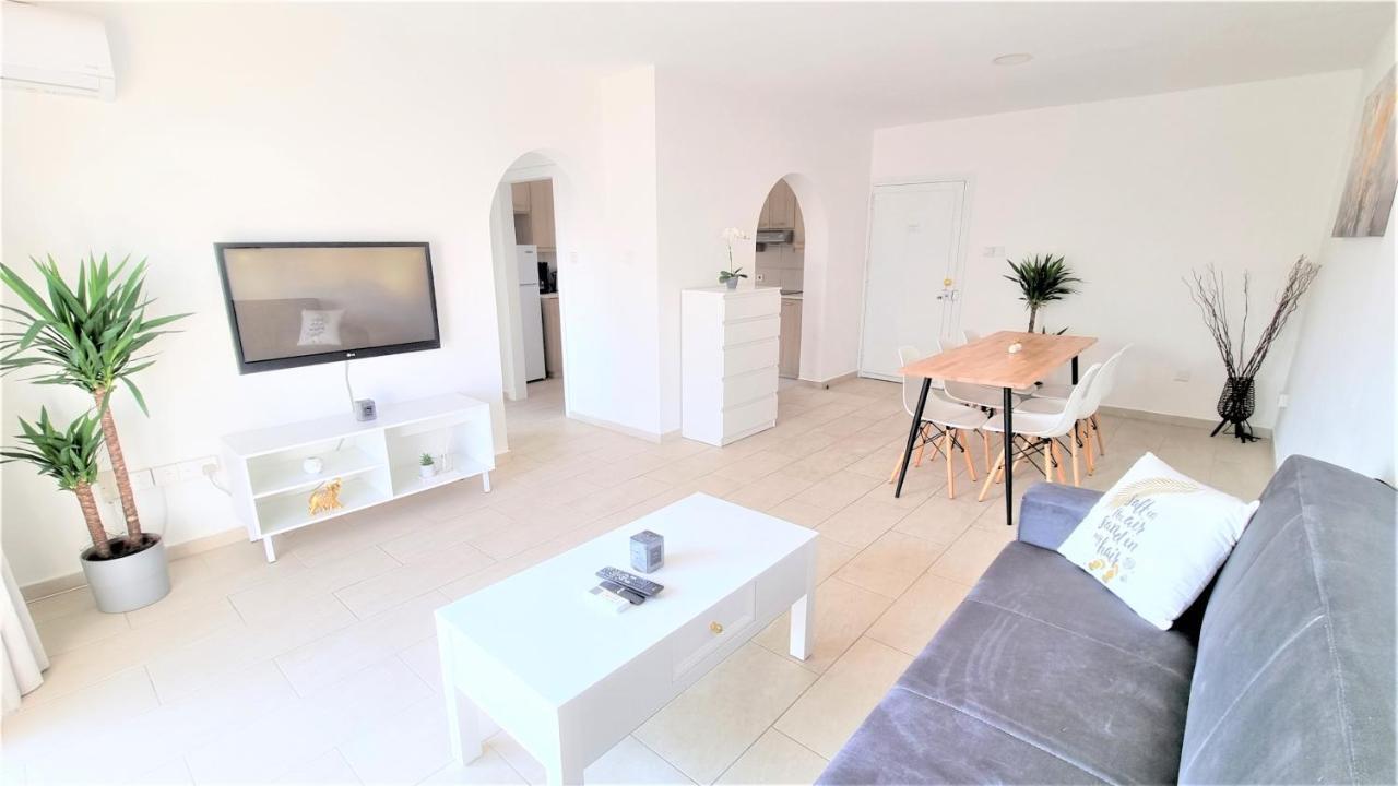 Spacious Lightflooded 2Br Apt / Near Center & Harbour ラルナカ エクステリア 写真