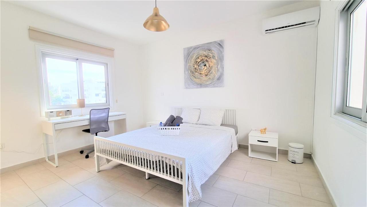 Spacious Lightflooded 2Br Apt / Near Center & Harbour ラルナカ エクステリア 写真
