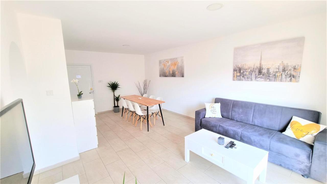 Spacious Lightflooded 2Br Apt / Near Center & Harbour ラルナカ エクステリア 写真